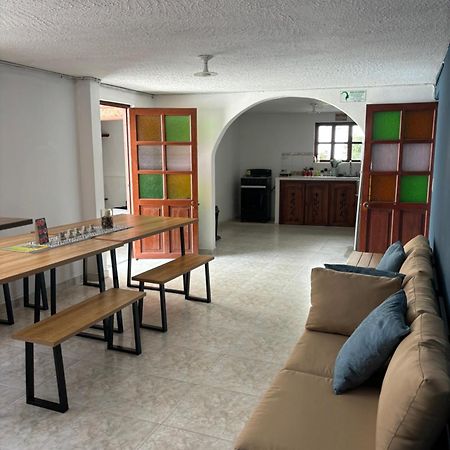 Merak Hostel 莱瓦镇 外观 照片
