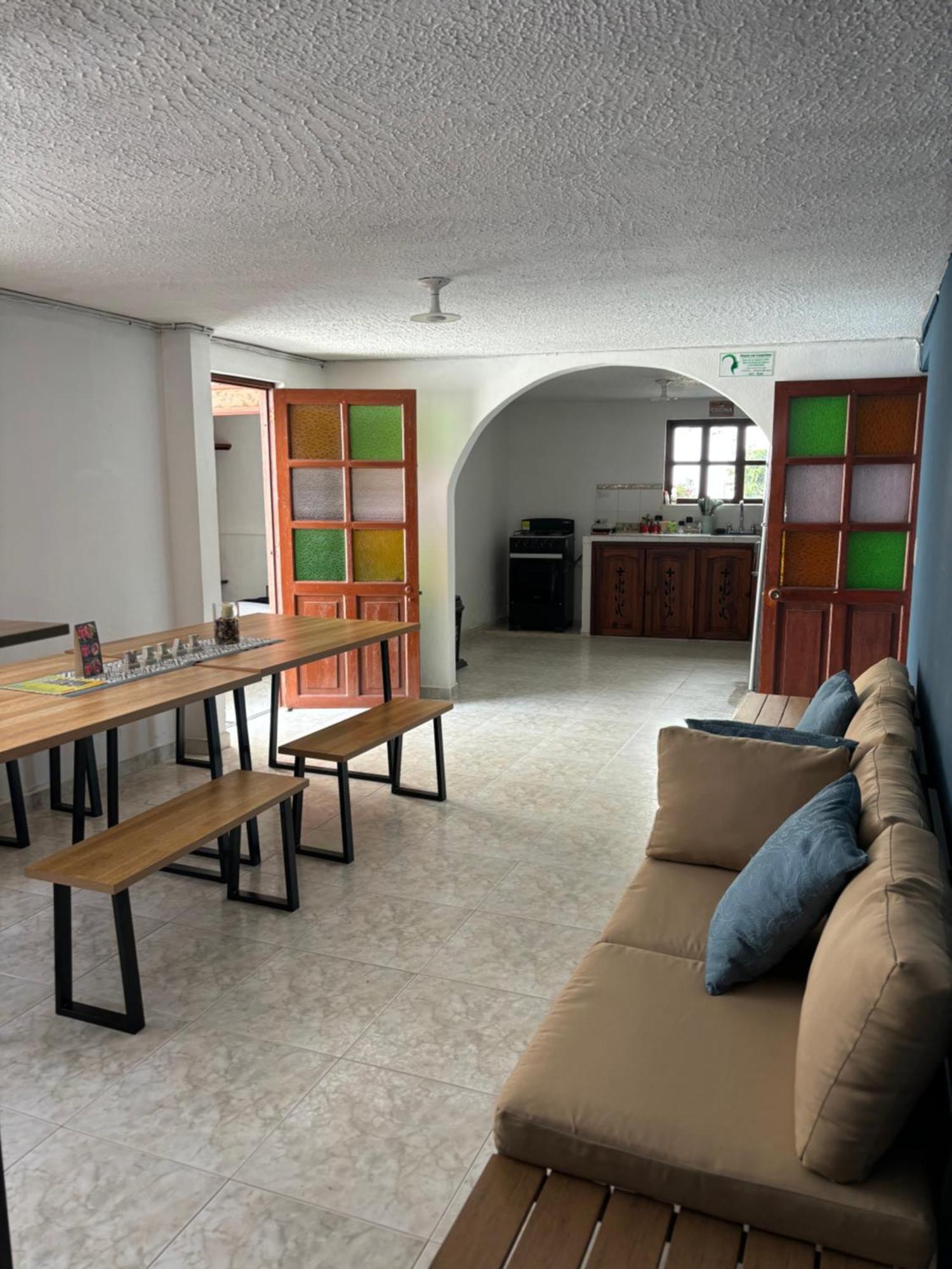 Merak Hostel 莱瓦镇 外观 照片